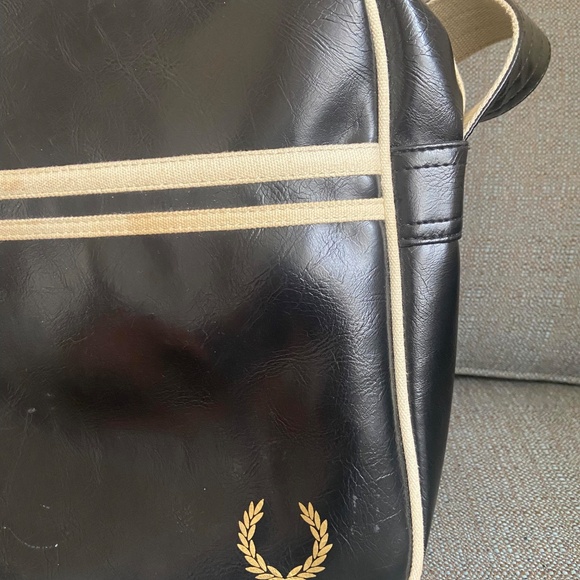 Classic Shoulder Bag - Picture 4 of 7